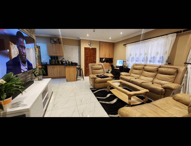 3 BEDROOM TOWNHOUSE FOR SALE IN WATERVAL EAST